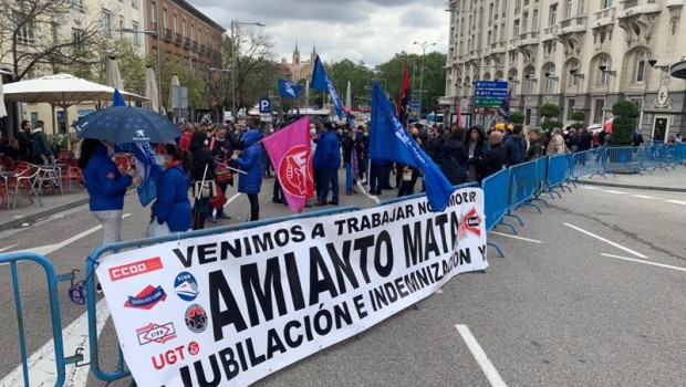 ep los sindicatos de metro de madrid se concentran frente al congreso de los diputados para exigir