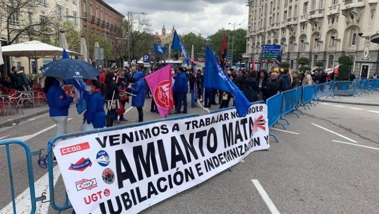 Los sindicatos de Metro de Madrid se concentran frente al Congreso de los Diputados para exigir un fondo de compensación por el amianto | EUROPA PRESS ep los sindicatos de metro de madrid se concentran frente al congreso de los diputados para exigir