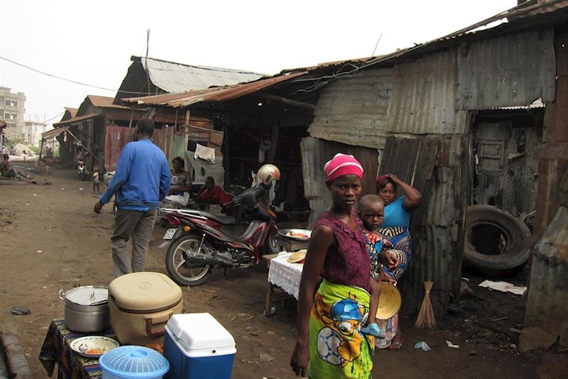 ep mujer con su hijo en el mercado de dantokpa cotonou benin africa ep mujer con su hijo en el mercado de dantokpa cotonou benin africa
