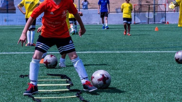 ep ninos jugando al futbol