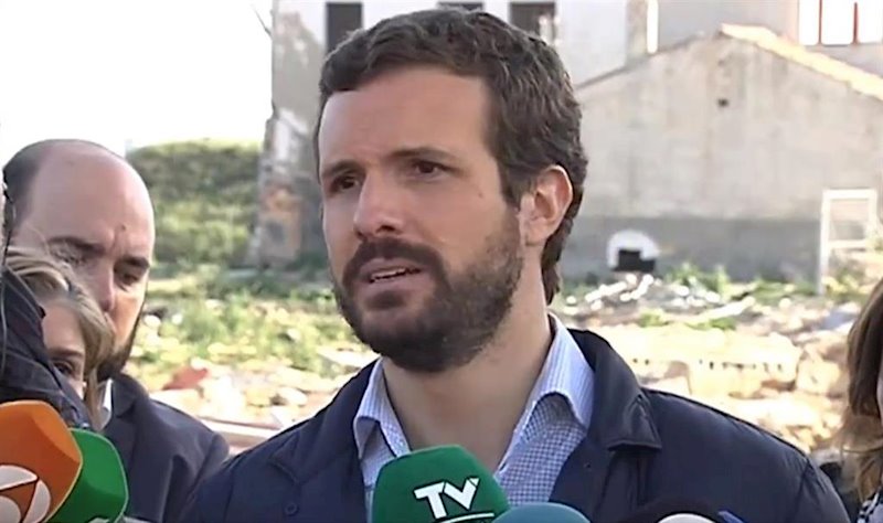 ep pablo casado atiende a los medios en almoradi
