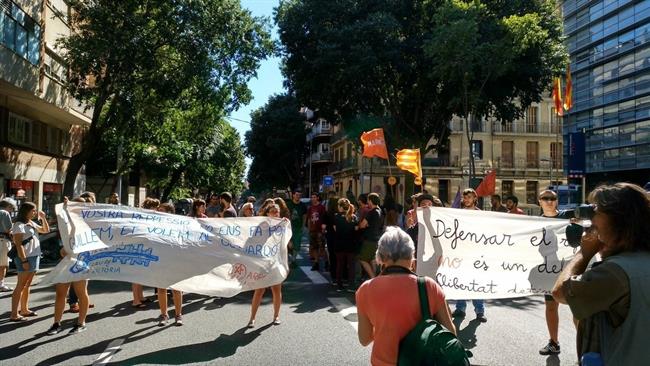 Protesta de Arran ante la Comisaría de los Mossos en Les Corts de Barcelona | ARRAN ep protestaarranla comisarialos mossosles cortsbarcelona