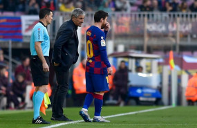 ep quique setien habla con leo messi durante un partido en el camp nou