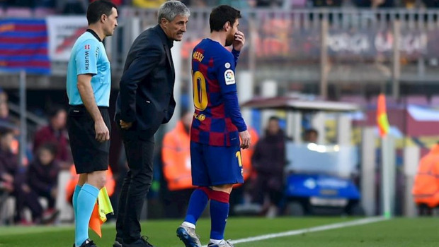 ep quique setien habla con leo messi durante un partido en el camp nou