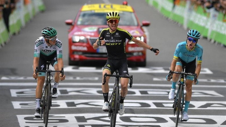 Simon Yates celebra su victoria en la duodécima etapa del Tour ante Pello Bilbao (dcha) y Gregor Mühlberger (izda) | ASO ep simon yates celebravictoriala duodecima etapatourpello bilbao dcha y gregor muhlberger izda