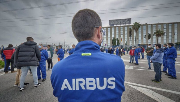 ep trabajadores de airbus puerto real concentrados ante la planta ep trabajadores de airbus puerto real concentrados ante la planta