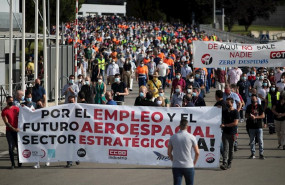 ep trabajadores de airbus se concentran con pancartas frente a la sede del fabricante aeronautico en