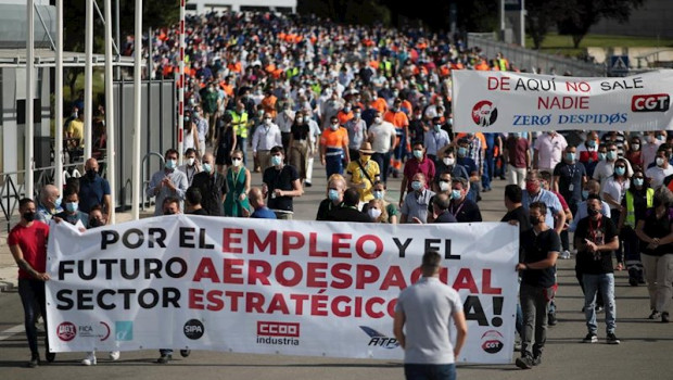 ep trabajadores de airbus se concentran con pancartas frente a la sede del fabricante aeronautico en