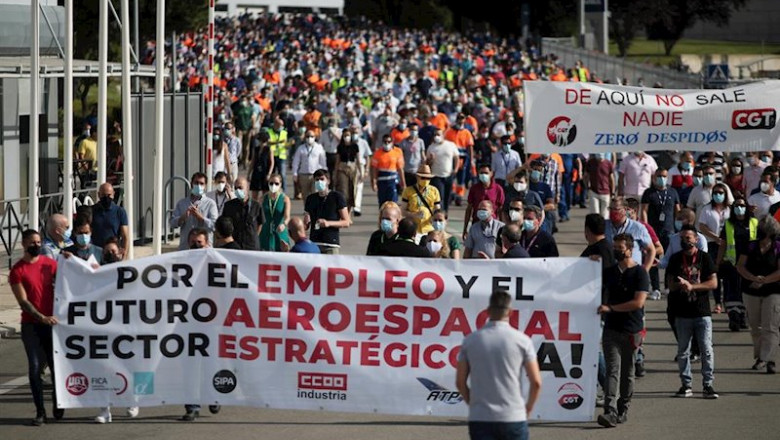 Trabajadores de Airbus se concentran con pancartas frente a la sede del fabricante aeronáutico en protesta de los más de 1.600 despidos que pretende acometer la empresa en España durante los próximos meses, en Madrid (España). | Eduardo Parra - Europa Press ep trabajadores de airbus se concentran con pancartas frente a la sede del fabricante aeronautico en