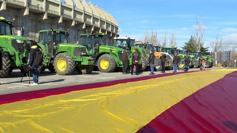 ep tractores aparcados en la inmediaciones del estadio jose zorilla de valladolid junto a la bandera ep tractores aparcados en la inmediaciones del estadio jose zorilla de valladolid junto a la bandera