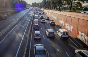 ep trafico en la carretera a6 en la entrada a madrid espana a 5 de octubre de 2020