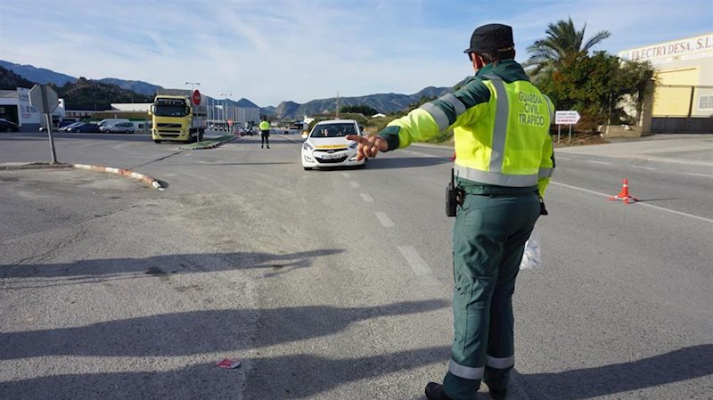 ep un agente de la guardia civil durante un control de trafico ep un agente de la guardia civil durante un control de trafico