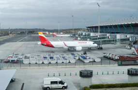 ep un avion de iberia en una pista del aeropuerto de adolfo suarez