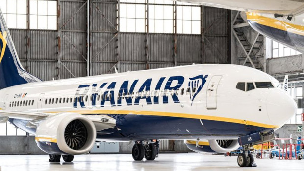 ep un avion de ryanair durante la inauguracion del nuevo hangar de mantenimiento de ryanair en la