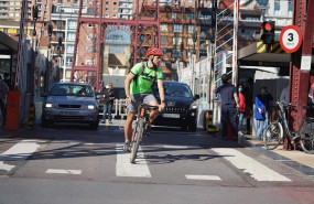 ep un ciclista y dos coches cruzan el puente de vizcaya que une los dos margenes de la ria de bilbao