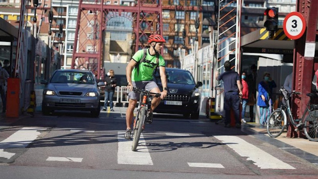 ep un ciclista y dos coches cruzan el puente de vizcaya que une los dos margenes de la ria de bilbao