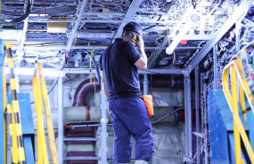 ep un operario de la compania airbus habla por walkie talkie en la planta de airbus en getafe en