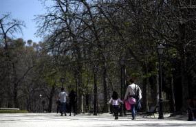 ep una madrea pasea junto a su hija por el parque del retiro en el primer dia sin colegio por el