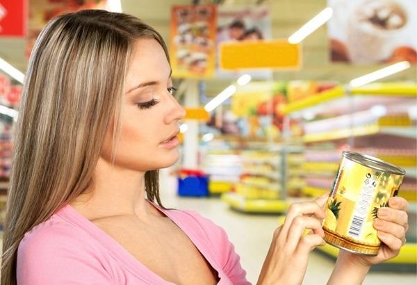 Una mujer leyendo una etiqueta. Etiquetado nutricional | IMEO ep una mujer leyendoetiqueta etiquetado nutricional