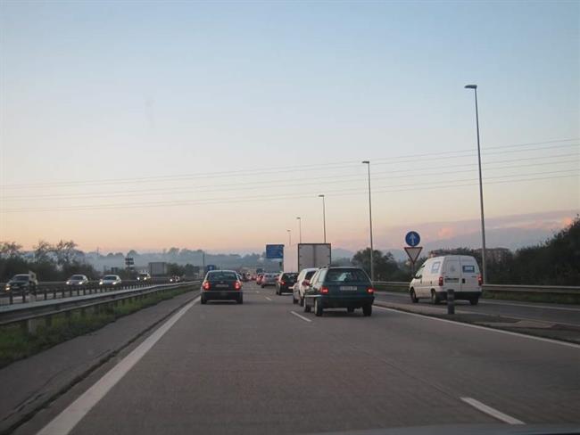 Varios coches por una autovía | Europa Press ep varios cochesuna autovia