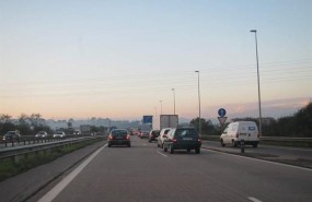 ep varios cochesuna autovia