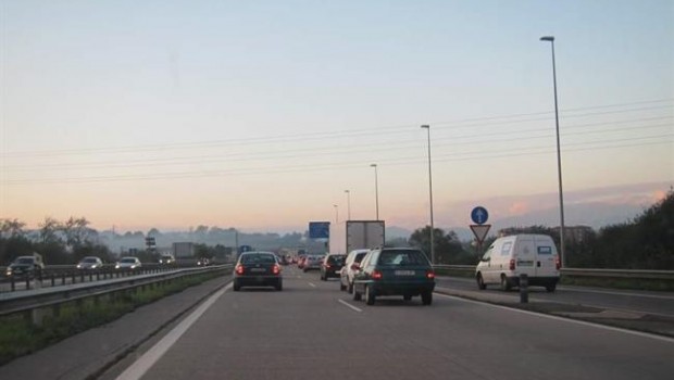 ep varios cochesuna autovia