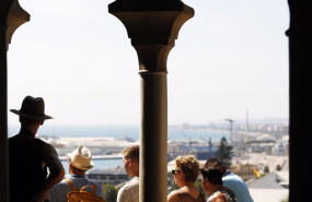 ep varios turistas pasean por la alcazaba de malaga
