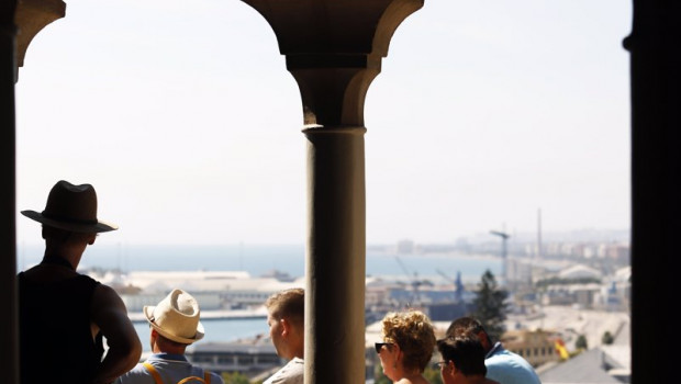 ep varios turistas pasean por la alcazaba de malaga