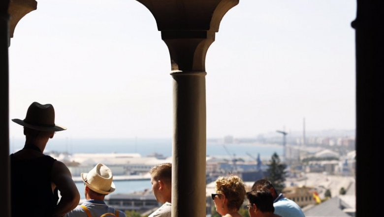 Varios turistas pasean por la Alcazaba de Málaga | Álex Zea - Europa Press ep varios turistas pasean por la alcazaba de malaga