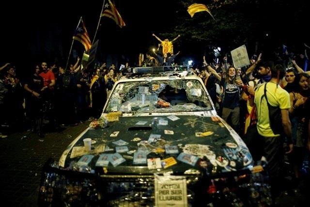 Vehículo de la Guardia Civil destrozado el 20 de septiembre en Barcelona | EUROPA PRESS ep vehiculola guardia civil destrozado20septiembrebarcelona