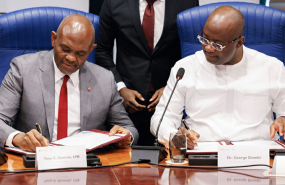 mr tony o elumelu y dr george elombi durante la firma 2