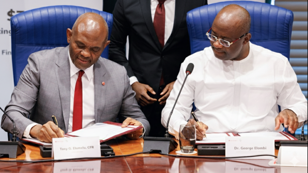 mr tony o elumelu y dr george elombi durante la firma 2