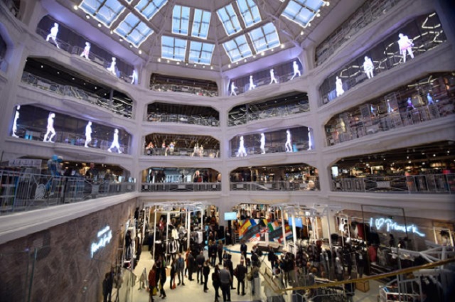 Mega tienda de Primark en la Gran Vía de Madrid primark gran v a