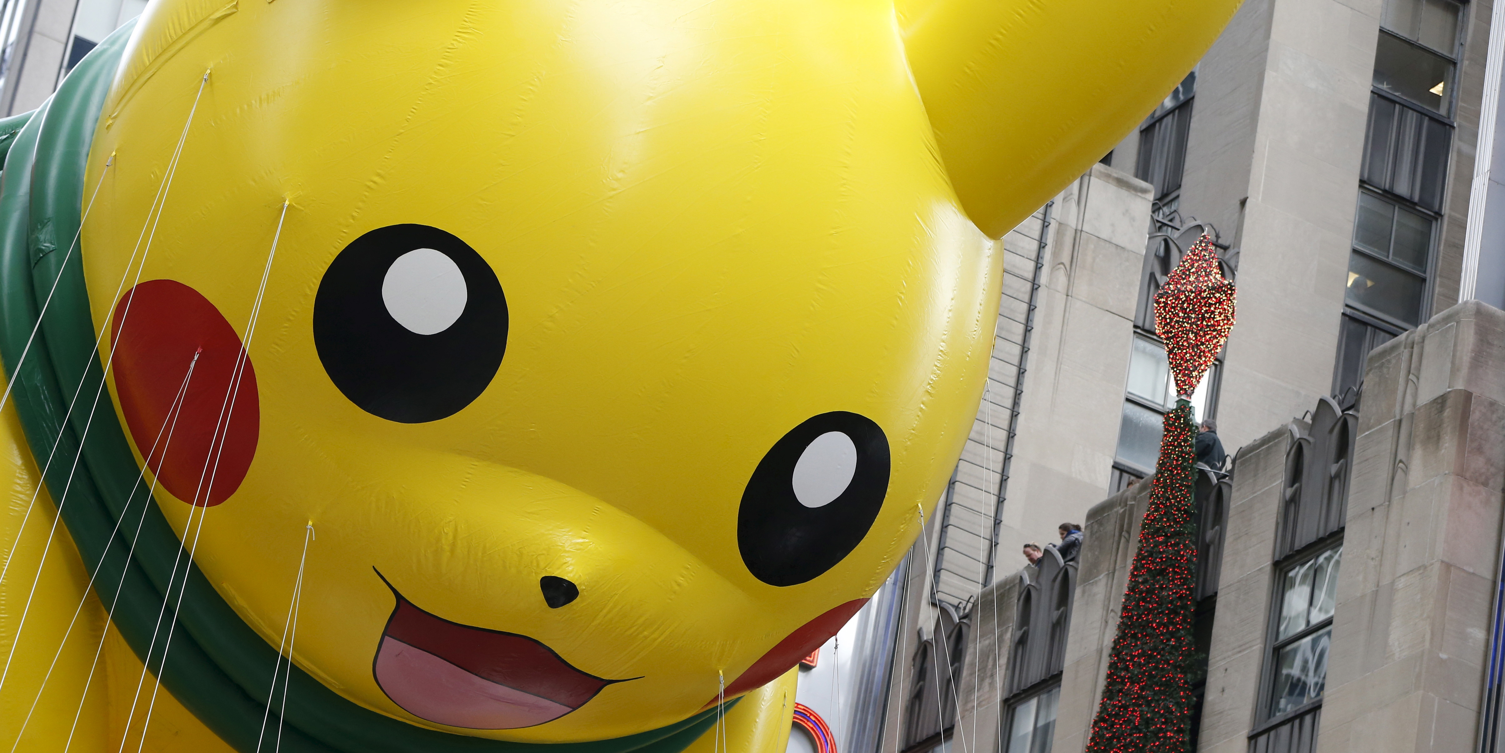un-ballon-geant-a-l-image-de-pikachu-flotte-dans-les-rues-de-new-york-en-novembre-2015-nintendo un-ballon-geant-a-l-image-de-pikachu-flotte-dans-les-rues-de-new-york-en-novembre-2015-nintendo
