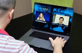 un accionista asiste al encuentro corporativo virtual min un accionista asiste al encuentro corporativo virtual min