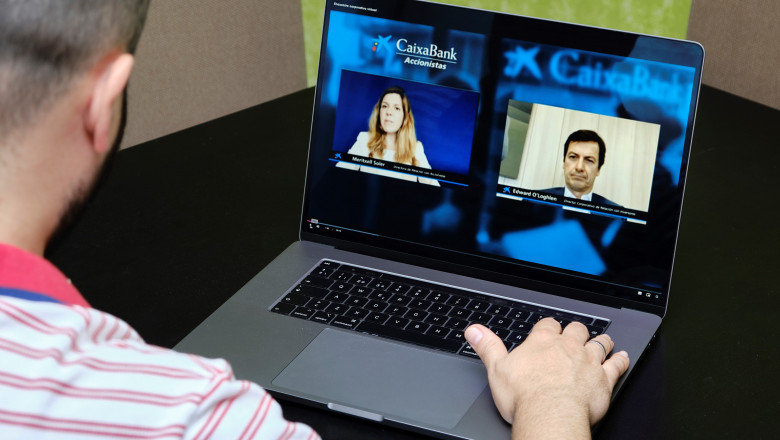 un accionista asiste al encuentro corporativo virtual min un accionista asiste al encuentro corporativo virtual min