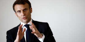 emmanuel macron lors d une visite au ollege jean lartaut a jarnac 20230315165212 