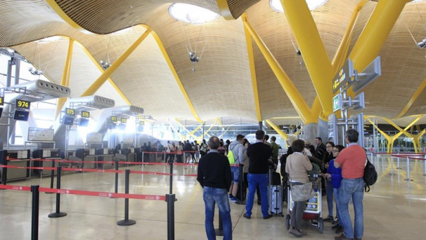 ep aeropuerto de barajas turismo turistas viajeros viajes avion aena salidas llegadas retrasos