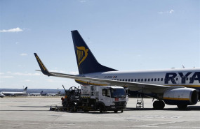 ep aeropuertobarajas avion mantenimiento pistadespegueaterrizaje camionespistaaterrizaje despegue vistas vistasaeropuerto trenaterrizaje ruedasavion cola reactor turbina motoravion alaavion flaps slats