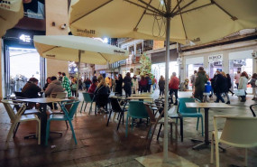 ep ambiente en las calles y establecimientos de vigo en una imagen de archivo