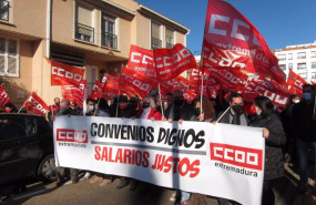 ep archivo   ccoo se concentra frente a la sede de la creex en badajoz