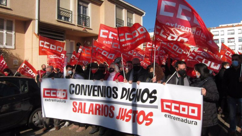 ep archivo ccoo se concentra frente a la sede de la creex en badajoz ep archivo ccoo se concentra frente a la sede de la creex en badajoz