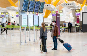 ep archivo   dos personas con su equipaje en la t4 del aeropuerto adolfo suarez madrid barajas