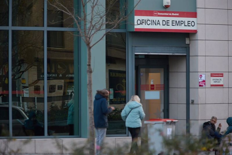 El paro baja en 48.920 personas en junio por los servicios, hasta su menor cifra desde 2008