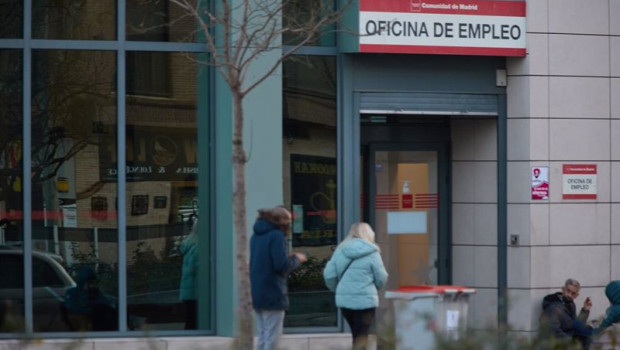 ep archivo   dos personas en la puerta de la oficina de empleo