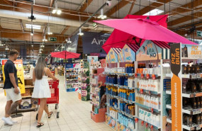 ep archivo   leioa 11 07 2025 bronceadores y productos de verano en el hipermercado eroski artea