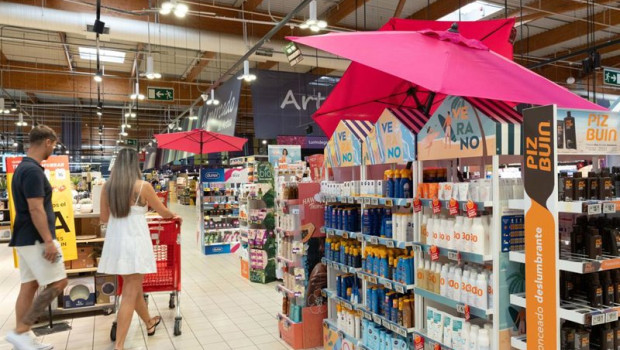 ep archivo   leioa 11 07 2025 bronceadores y productos de verano en el hipermercado eroski artea