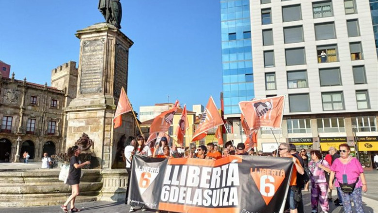 ep archivo   manifestacion de apoyo en gijon a las seis de la suiza archivo