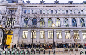 ep archivo   personas haciendo cola en la sede del banco de espana en madrid para adquirir tiitulos