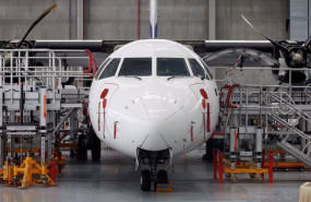 ep archivo   un avion boeing 737 en mantenimiento en el nuevo hangar construido en el aeropuerto